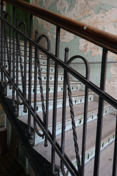 Balustrada schodów, główna klatka schodowa, kamienica, ul. Jagiellońska 9. Fot. Cecylia Rotter, 2018, źródło: zabytek.co