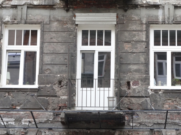 Wtórny balkon 1. piętra 3. osi od lewej, elewacja frontowa, kamienica, ul. Jagiellońska 9. Fot. Paulina Wojdat, 2018, źródło: zabytek.co