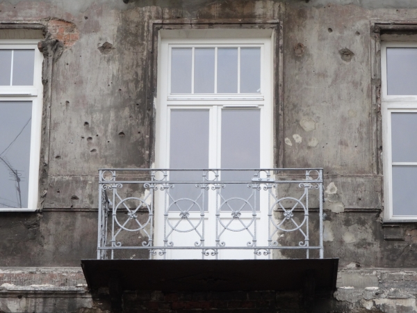 Balkon 2. piętra 3. osi od lewej, elewacja frontowa, kamienica, ul. Jagiellońska 9. Fot. Paulina Wojdat, 2018, źródło: zabytek.co