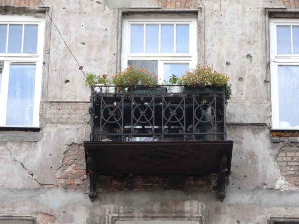 Balkon 3. piętra 3. osi od lewej, elewacja frontowa, kamienica, ul. Jagiellońska 9. Fot. Paulina Wojdat, 2018, źródło: zabytek.co