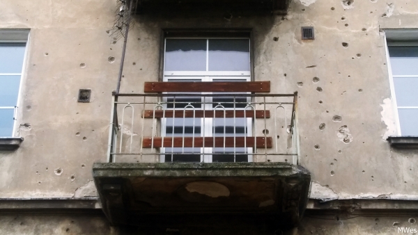Balkon elewacji frontowej, kamienica, ul. Zamoyskiego 15. Fot. Anna Szwałkiewicz, wrzesień 2018, źródło: zabytek.co