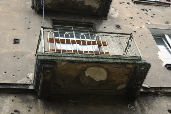 Balkon elewacji frontowej, kamienica, ul. Zamoyskiego 15. Fot. Anna Szwałkiewicz, wrzesień 2018, źródło: zabytek.co