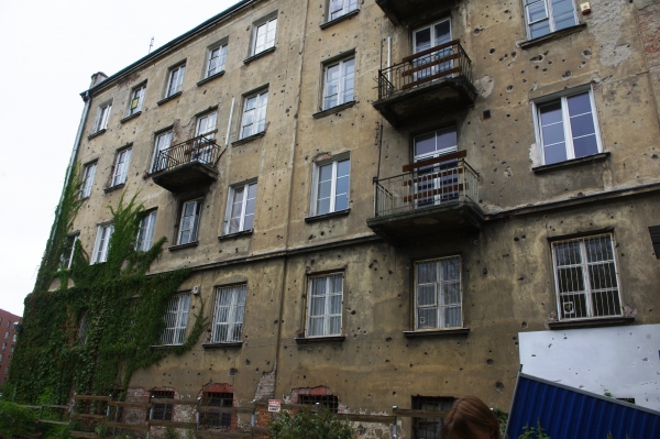 Balkon elewacji frontowej, kamienica, ul. Zamoyskiego 15. Fot. Monika Wesołowska, wrzesień 2018, źródło: zabytek.co