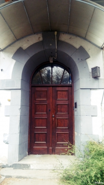 Wejście główne do kamienicy, z latarenką adresową, kamienica, ul. Zamoyskiego 15. Fot. Monika Wesołowska, wrzesień 2018, źródło: zabytek.co