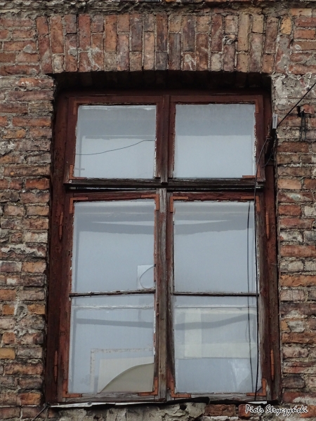 Oficyna poprzeczna okno dwuskrzydłowe sześciokwaterowe łacznie z nadślemieniem, źródło: zabytek.co