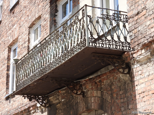Żeliwny balkon wsparty na trzech ażurowych konsolach, źródło: zabytek.co