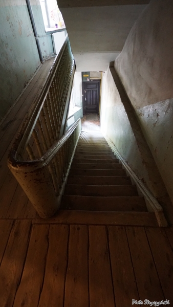 Bieg schodów wraz z podestem na płn - wsch klatce schodowej, źródło: zabytek.co