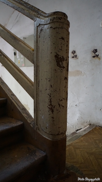 Dekoracyjnie zdobiony drewniany słupek na płn-zach klatkce schodową, źródło: zabytek.co