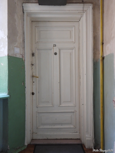 Oryginalna stolarka drzwiowa na płn - wsch klatce schodowej, źródło: zabytek.co