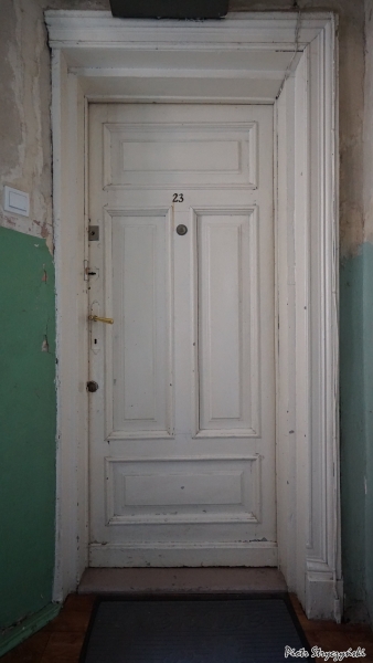 Oryginalna stolarka drzwiowa na płn - wsch klatce schodowej, źródło: zabytek.co