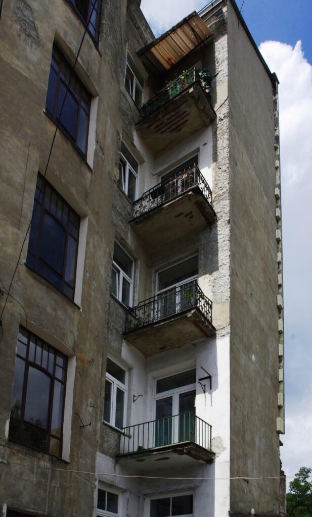 Balkony, oficyna poprzeczna kamienicy, ul. Targowa 46. Fot. Jolanta Wojciechowska, 2017, źródło: zabytek.co