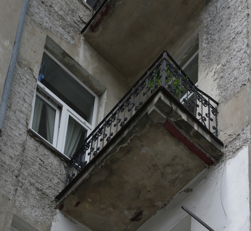 Balkon, oficyna poprzeczna kamienicy, ul. Targowa 46. Fot. Jolanta Wojciechowska, 2017, źródło: zabytek.co