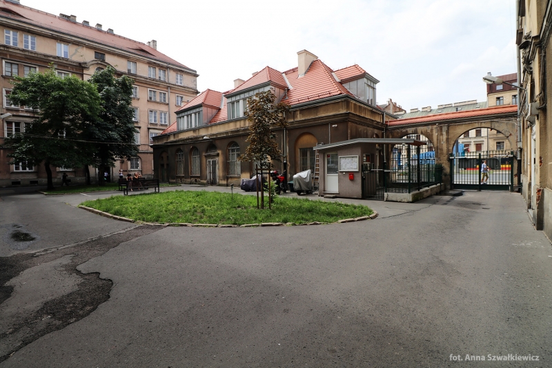 Budynek apteki od strony dziedzińca, po lewej stronie budynku znajdują się drzwi z tabliczką USTĘP, kompleks mieszkalny PKP, ul. Targowa 70. Fot. Anna Szwałkiewicz, 2017
