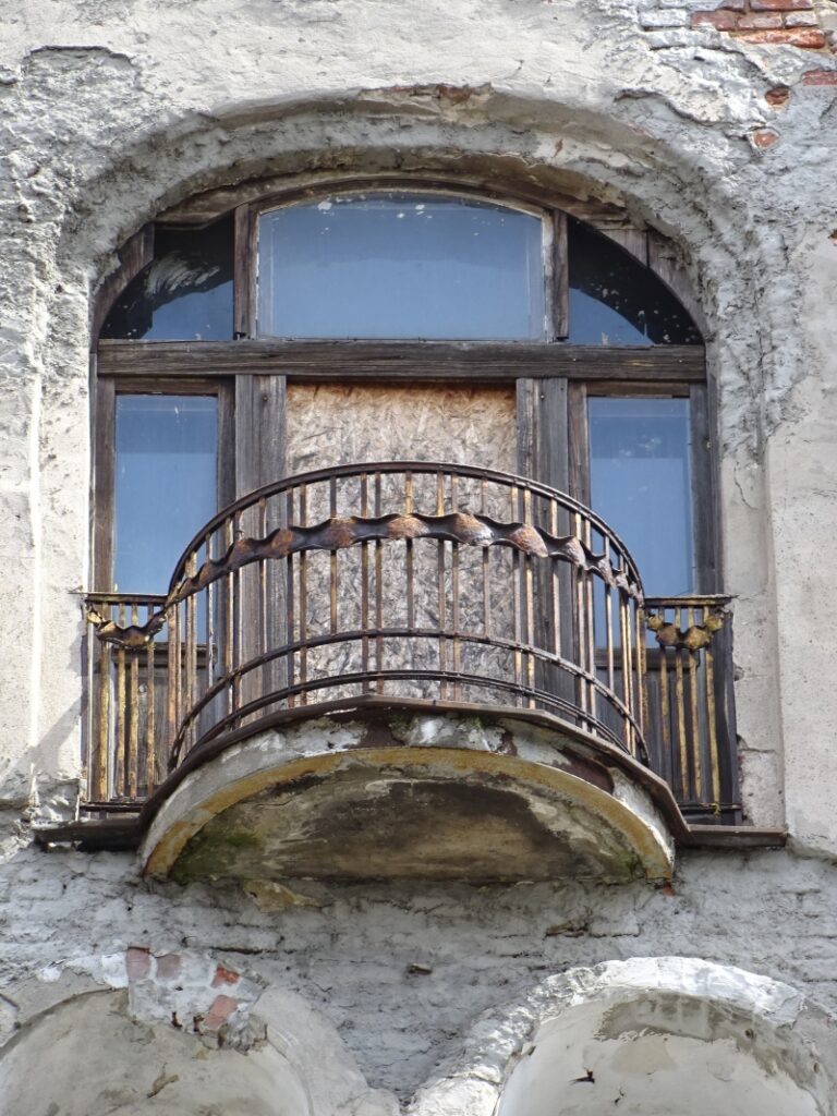 Balkon, kamienica, ul. Targowa 46. Fot. Piotr Stryczyński, 2017, źródło: zabytek.co