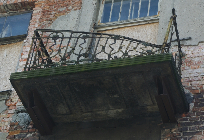 Balkon czwartej kondygnacji elewacji frontowej od strony ulicy Kępnej, kamienica, ul. Targowa 48. Fot. Jolanta Wojciechowska, 2017, źródło: zabytek.co