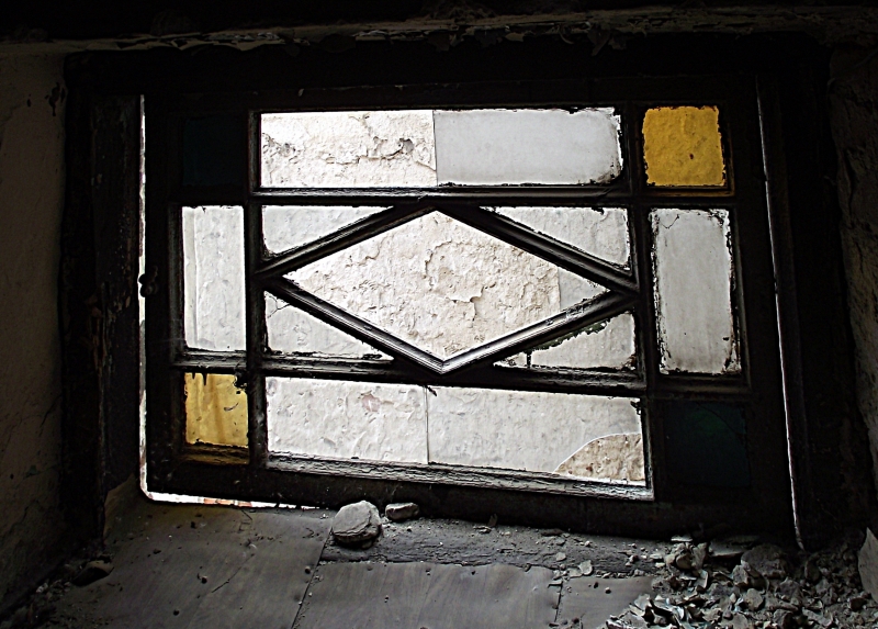 Okno klatki schodowej, kamienica, ul. Targowa 19. Fot. Monika Wesołowska, 2015 (zdjęcie archiwalne), źródło: zabytek.co
