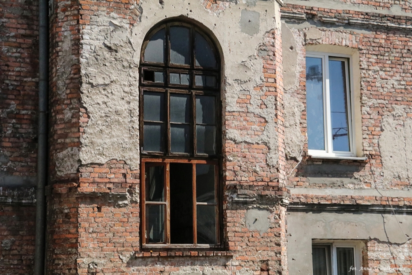 Okno głównej klatki schodowej, elewacja podwórzowa. Fot. Anna Szwałkiewicz, 2019, źródło: lapidarium detalu.