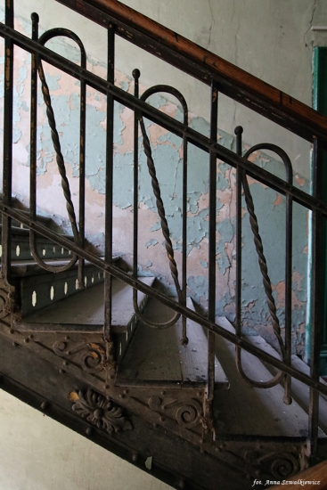 Balustrada schodów głównej klatki schodowej. Fot. Anna Szwałkiewicz, źródło: lapidarium detalu.