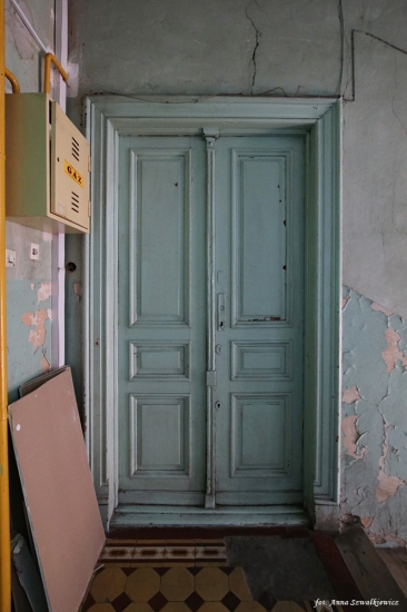 Drzwi, główna klatka schodowa. Fot. Anna Szwałkiewicz, 2019, źródło: lapidarium detalu.