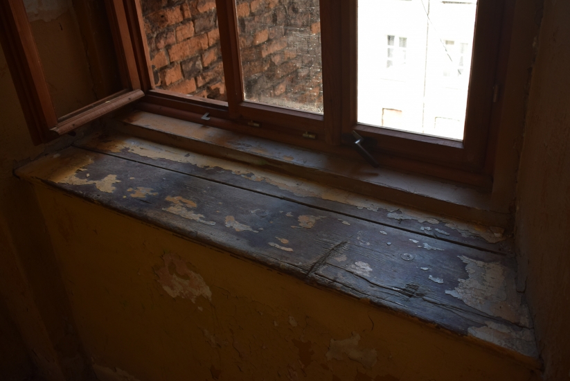Parapet okna w oficynie. Fot. Alicja Łaszcz, 2019, źródło: lapidarium detalu.