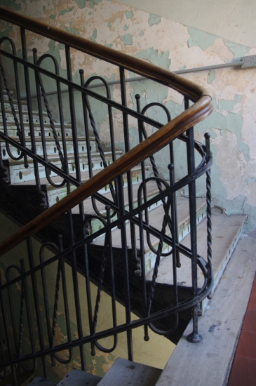 Balustrada schodów głównej klatki schodowej. Fot. Jolanta Wojciechowska, 2019, źródło: lapidarium detalu.