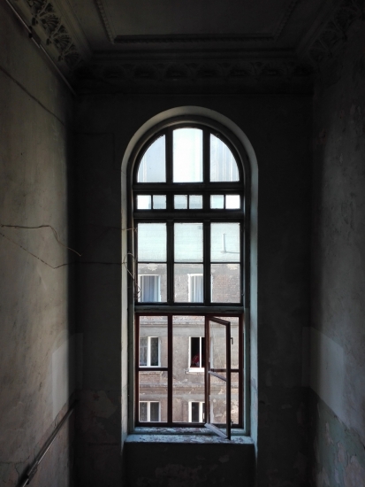 Okno głównej klatki schodowej. Balustrada schodów głównej klatki schodowej. Fot. Jolanta Wojciechowska, 2019, źródło: lapidarium detalu.