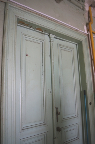 Drzwi do mieszkania, główna klatka schodowa. Fot. Jolanta Wojciechowska, 2019, źródło: lapidarium detalu.