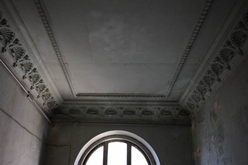 Sztukaterie stropu głównej klatki schodowej. Fot. Alicja Łaszcz, 2019, źródło: lapidarium detalu.