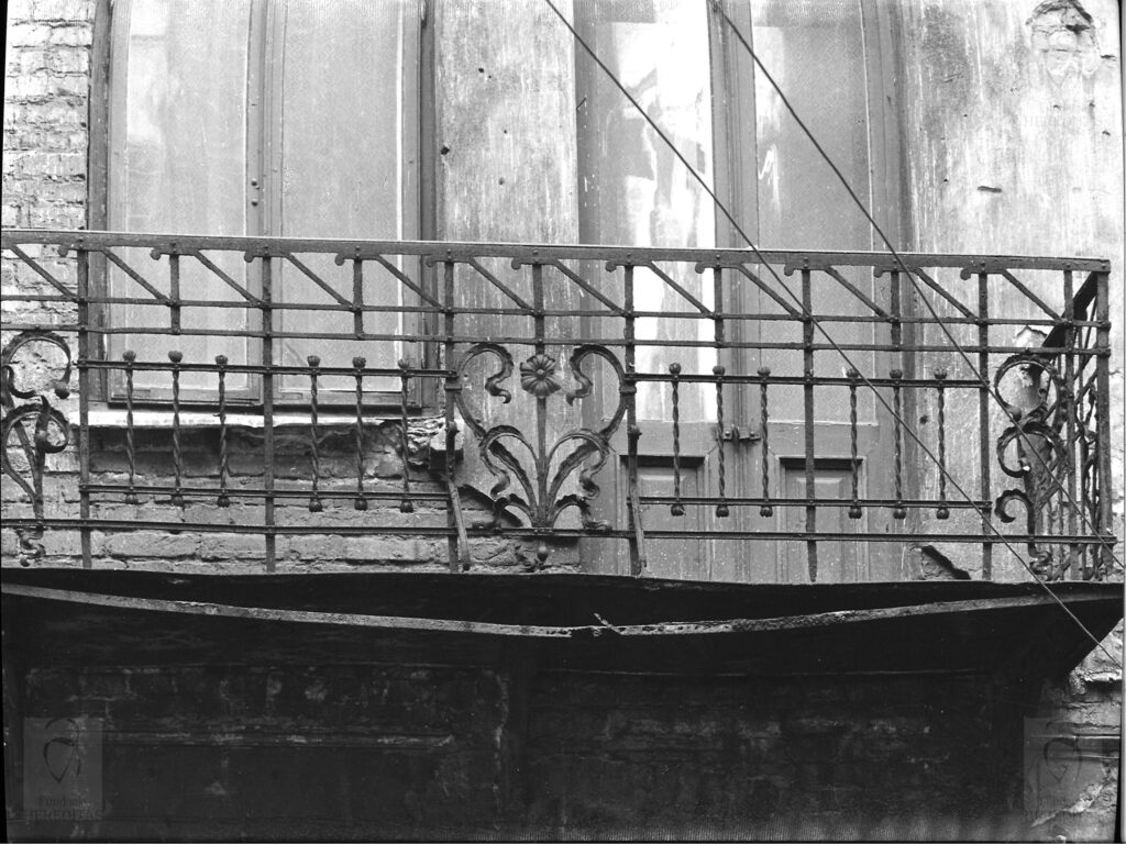 Targowa 48 - kamienica Balkon drugiej kondygnacji elewacji od podwórza budynku frontowego, fot. Bohdan Olechnicki, 1977, Archiwum WUOZ w Warszawie