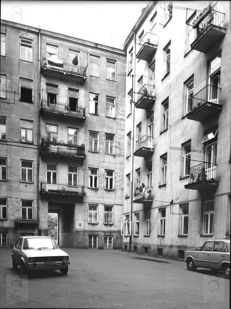 Targowa 46 - kamienica Elewacje od podwórza: oficyny równoległej do ulicy i pd-zach, fot. Bohdan Olechnicki, 1977, Archiwum WUOZ w Warszawie