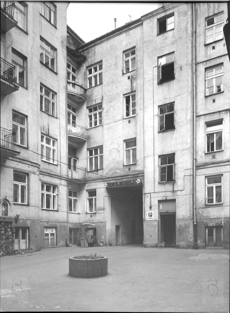 Targowa 44 - kamienica Elewacje od podwórza - oficyna lewa i równoległa do ulicy, fot. Bohdan Olechnicki, 1977, Archiwum WUOZ w Warszawie