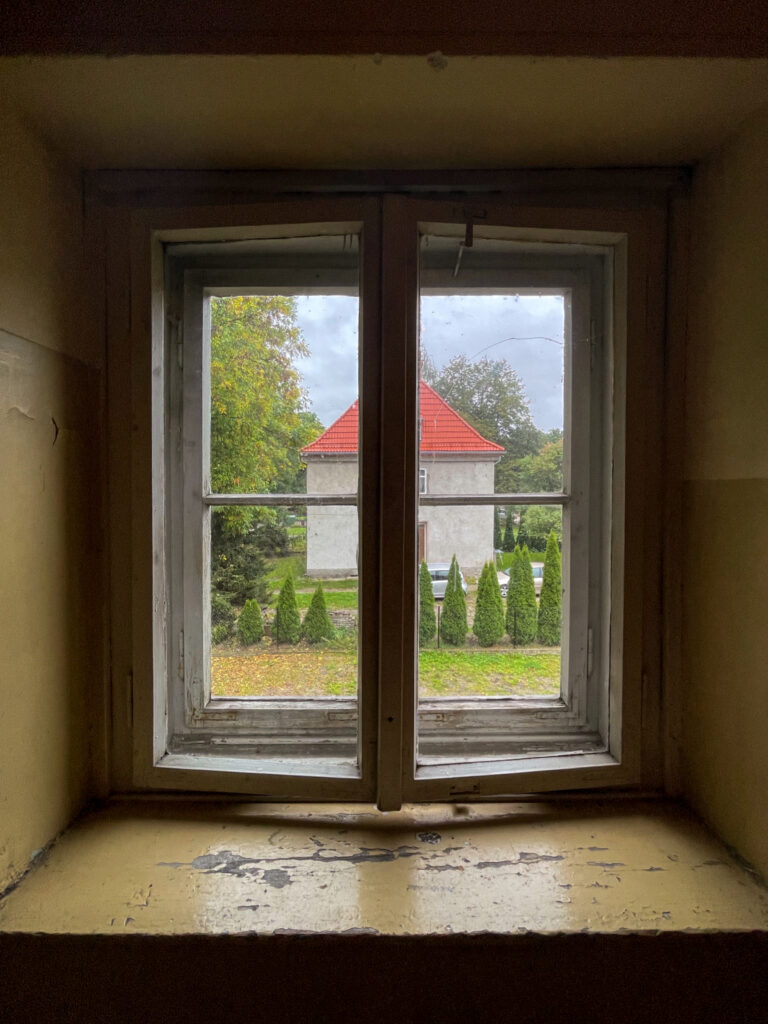 Okno, pierwsze piętro, klatka schodowa. Fot. Mariusz Majewski, 2021, źródło: Res in Ornamento