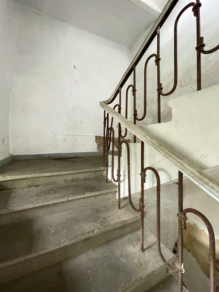 Balustrada klatki schodowej oficyny, półpiętro. Fot. Mariusz Majewski, 2021, źródło: Res in Ornamento