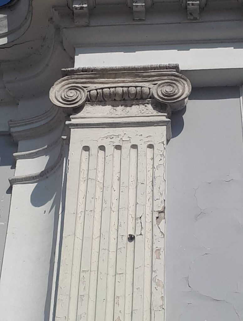 Kanelowany joński pilaster prawego pseudoryzalitu. Fot. Robert Marcinkowski, 2021, źródło: Res in Ornamento