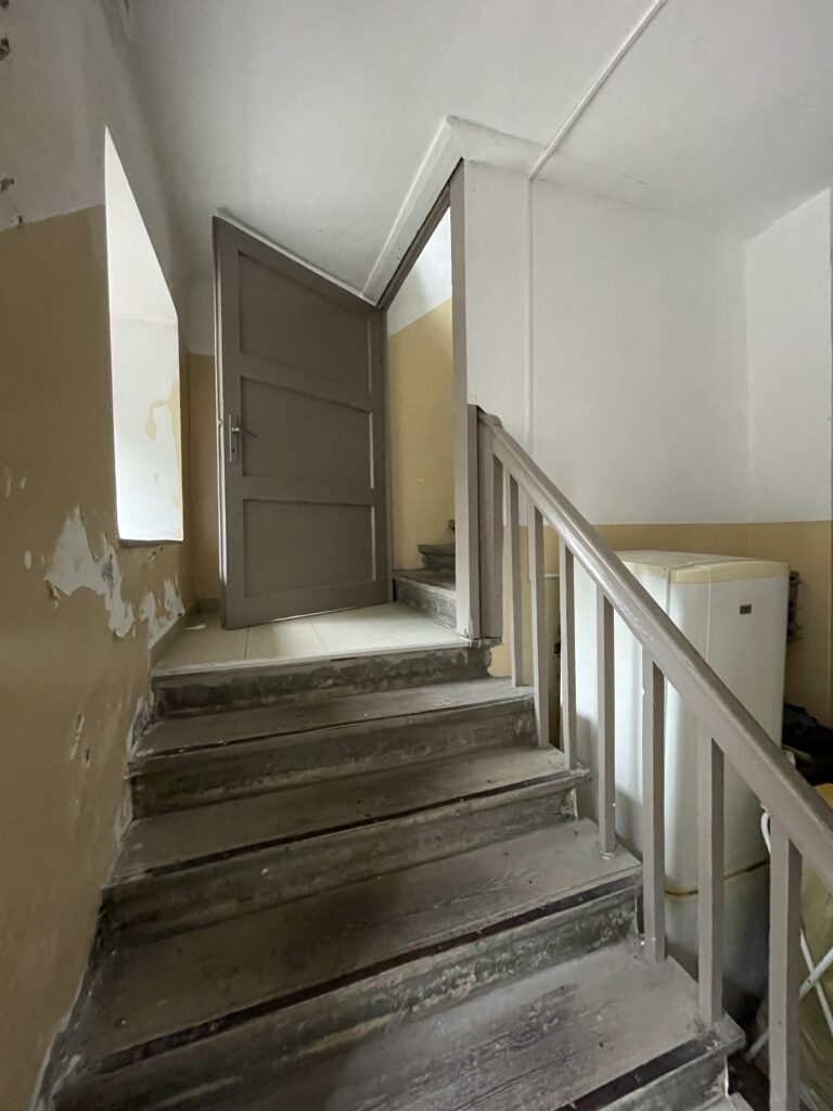 Klatka schodowa, pierwsze piętro. Fot. Mariusz Majewski, 2021, źródło: Res in Ornamento