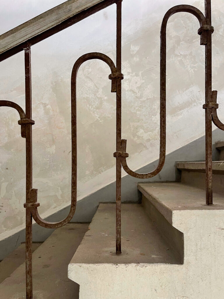 Balustrada klatki schodowej oficyny. Fot. Mariusz Majewski, 2021, źródło: Res in Ornamento