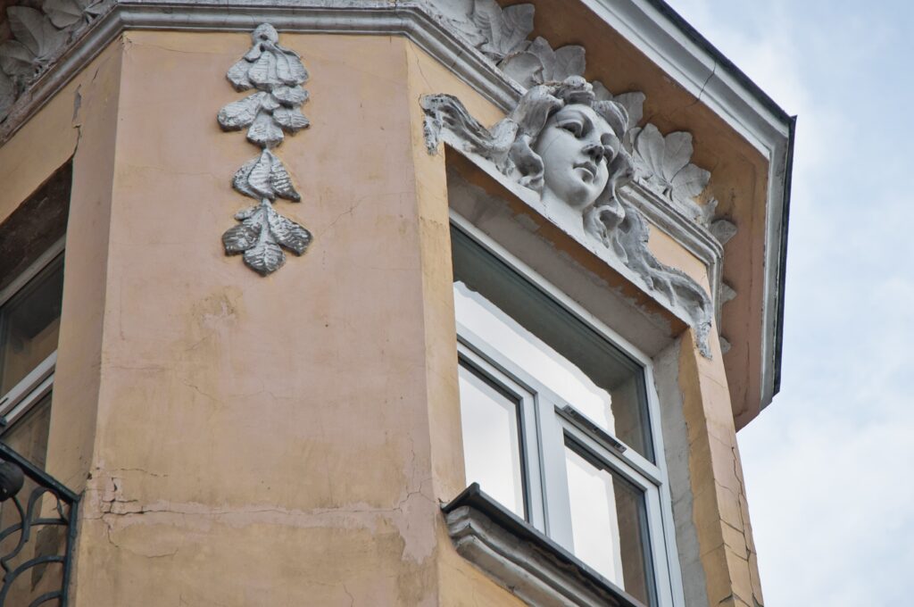 Rzeźbiona głowa kobiety nad oknem wykusza. Fot. Teresa Adamiak, 2021, źródło: Res in Ornamento
