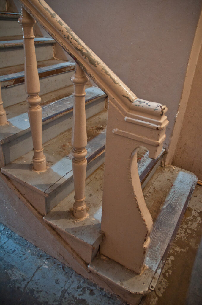 Słupek balustrady, klatka schodowa, parter. Fot. Teresa Adamiak, 2021, źródło: Res in Ornamento