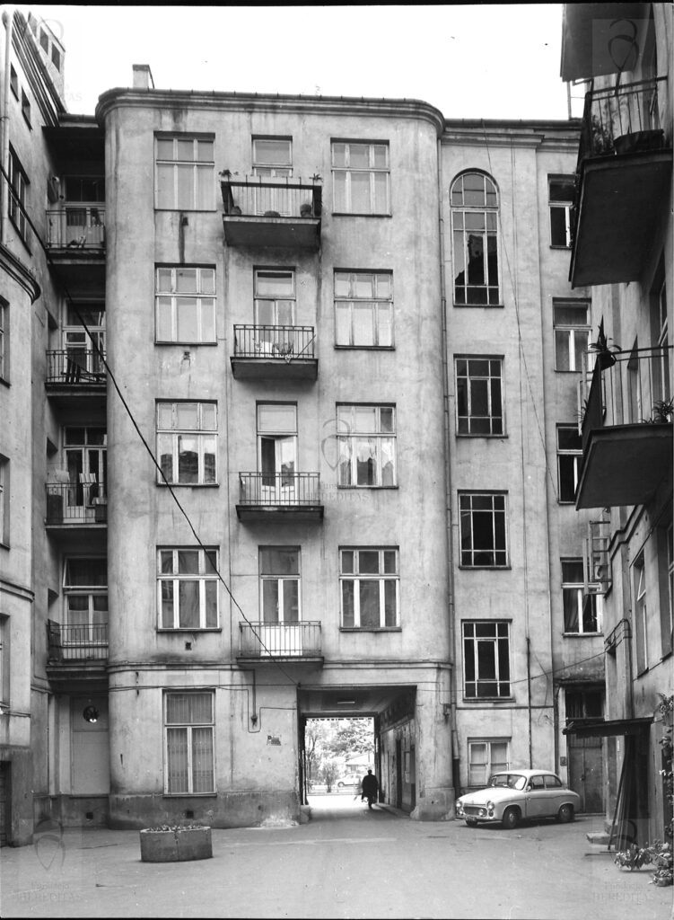 Targowa 44 - kamienica Elewacja od podwórza budynku frontowego, fot. Bohdan Olechnicki, 1977, Archiwum WUOZ w Warszawie