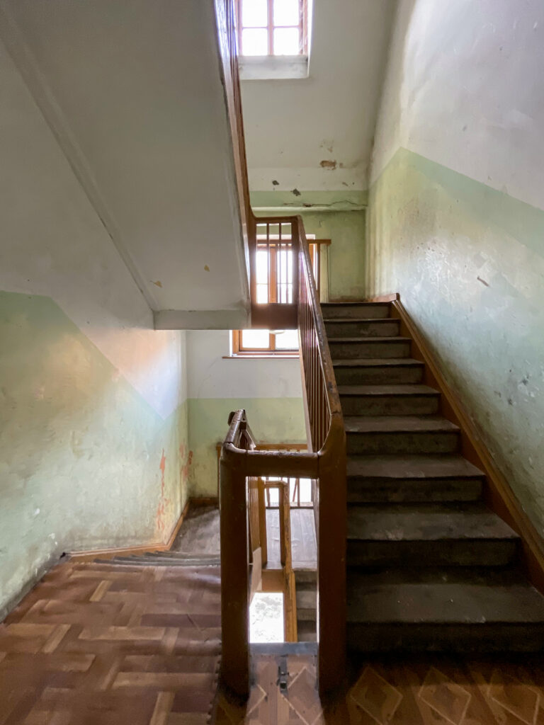 Klatka schodowa (3), pierwsze piętro. Fot. Mariusz Majewski, 2021, źródło: Res in Ornamento