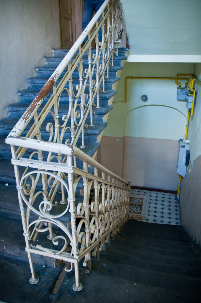 Balustrada, klatka schodowa. Fot. Teresa Adamiak, 2021, źródło: Res in Ornamento