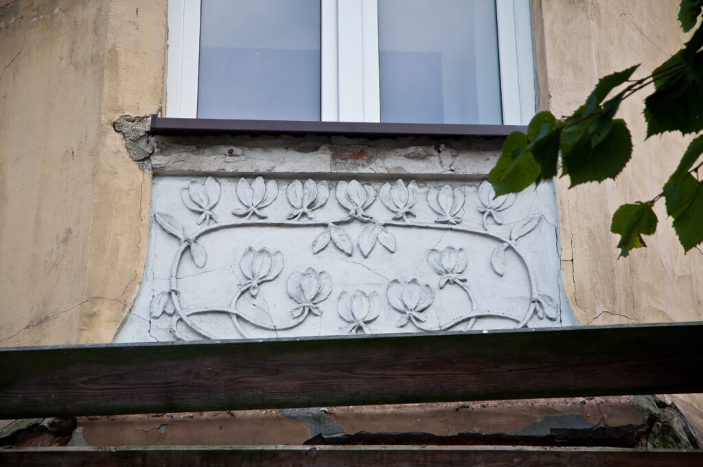 Płycina z dekoracją roślinną pod oknem pierwszego piętra. Fot. Teresa Adamiak, 2021, źródło: Res in Ornamento