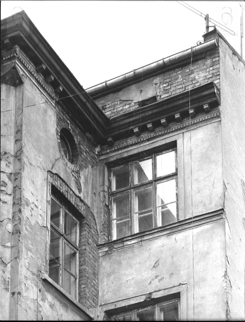 Targowa 14 - kamienica Narożnik elewacji od podwórza III - okna i gzyms wieńczący, fot. Bohdan Olechnicki, 1977, Archiwum WUOZ w Warszawie