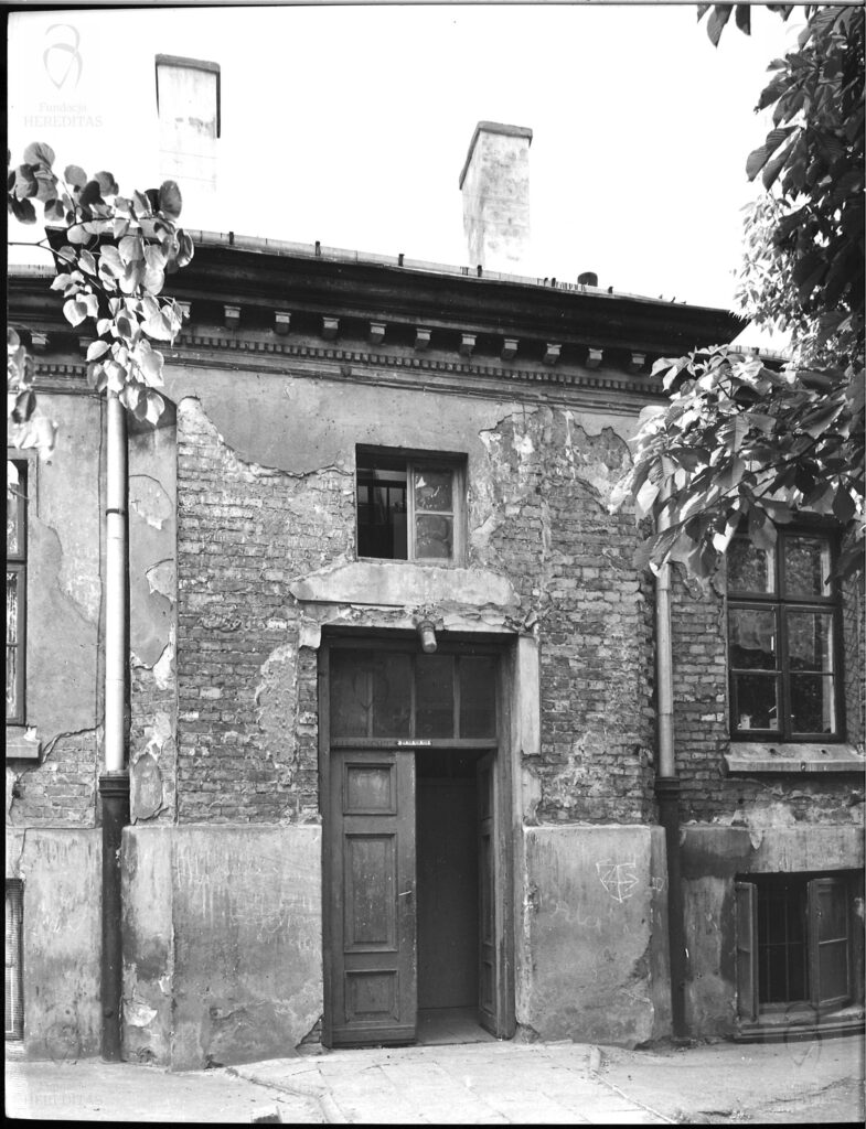 Targowa 14 - kamienica Oficyna - drzwi wejściowe - podwórze III, fot. Bohdan Olechnicki, 1977, Archiwum WUOZ w Warszawie