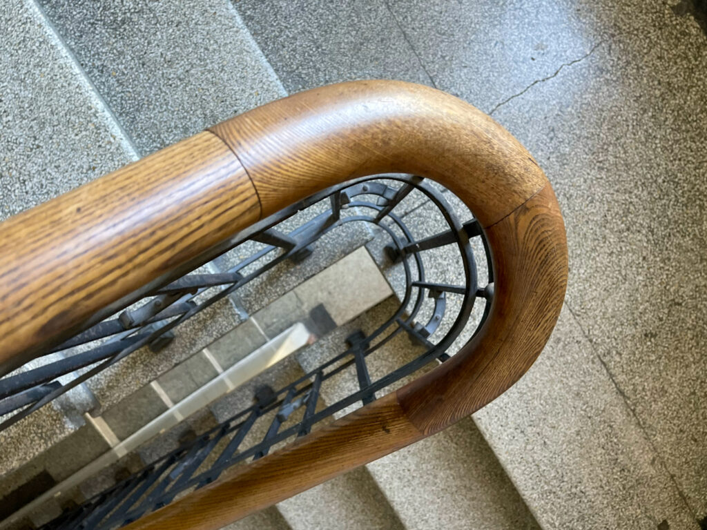 Poręcz balustrady klatki schodowej. Fot. Mariusz Majewski, 2021, źródło: Res in Ornamento
