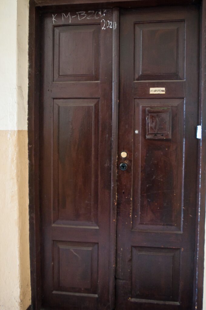 Drzwi do mieszkania. Fot. Teresa Adamiak, 2021, źródło: Res in Ornamento