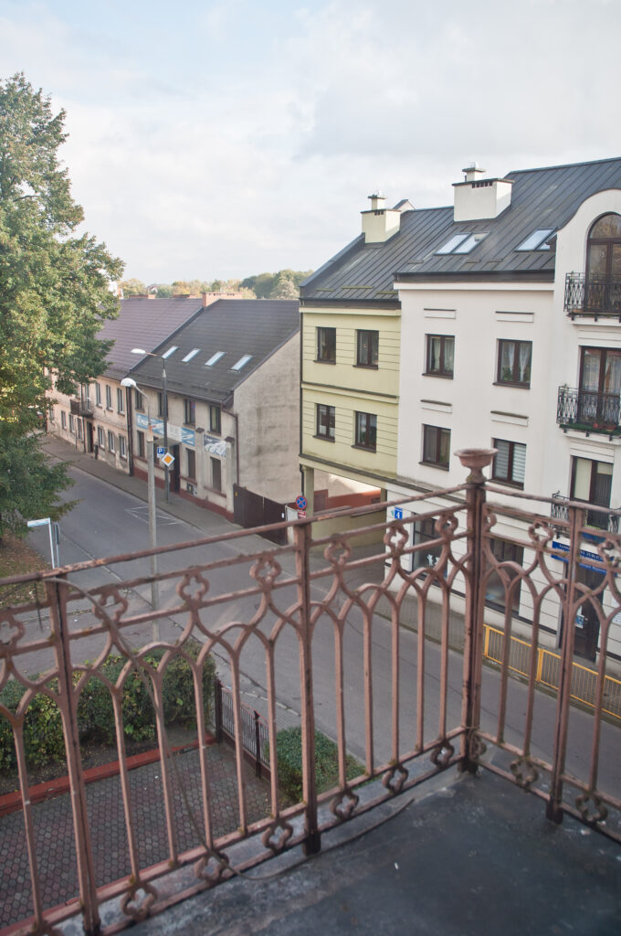 Balustrada balkonu elewacji bocznej. Fot. Teresa Adamiak, 2021, źródło: Res in Ornamento