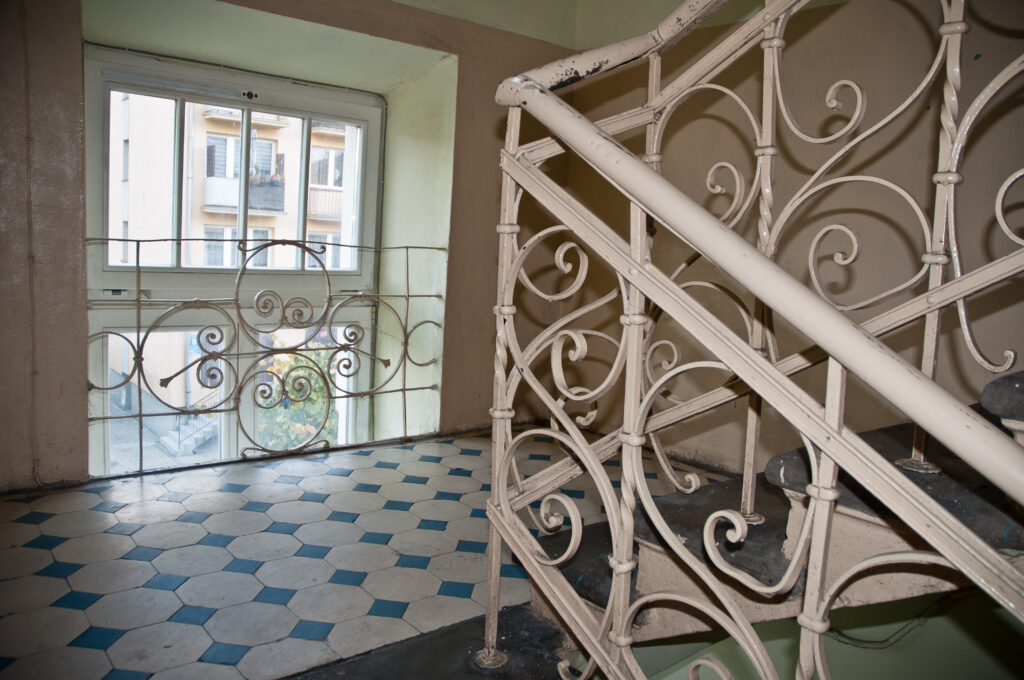 Spocznik i okno klatki schodowej. Fot. Teresa Adamiak, 2021, źródło: Res in Ornamento