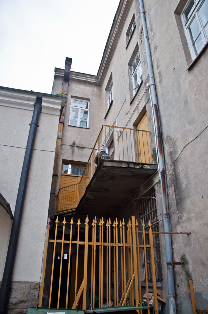 Wejście na klatkę schodową, elewacja tylna. Fot. Teresa Adamiak, 2021, źródło: Res in Ornamento