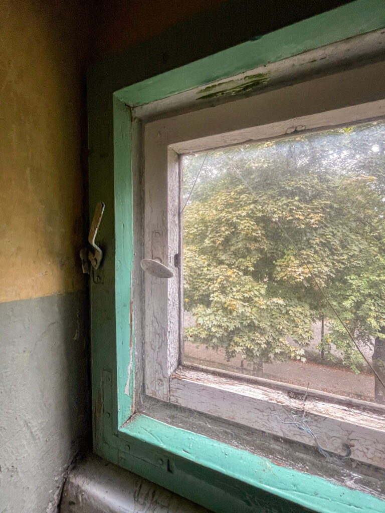 Okienko, drugie piętro, klatka schodowa (63). Fot. Mariusz Majewski, 2021, źródło: Res in Ornamento